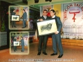 Paco Sanz entregando una de sus obras a Curro Molina "premio mejor banderillero"